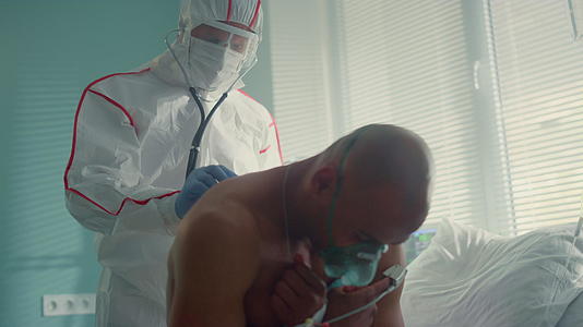 在医院病房接受医生检查的患者氧气面罩视频的预览图