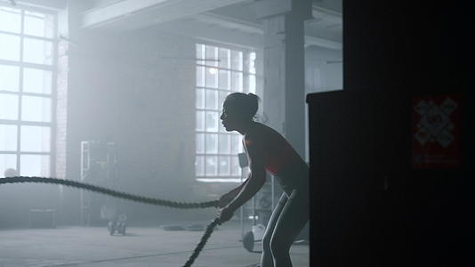 健美运动员在健身房锻炼绳子视频的预览图