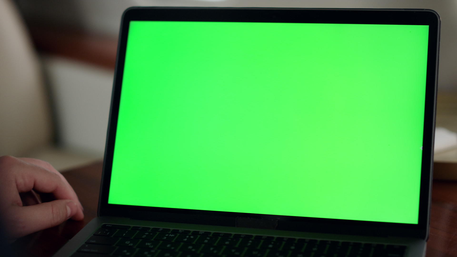 机舱特写绿色笔记本电脑屏幕视频的预览图