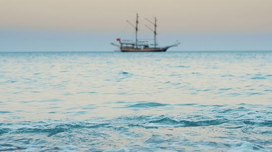 海浪船海浪船的远景空镜视频的预览图