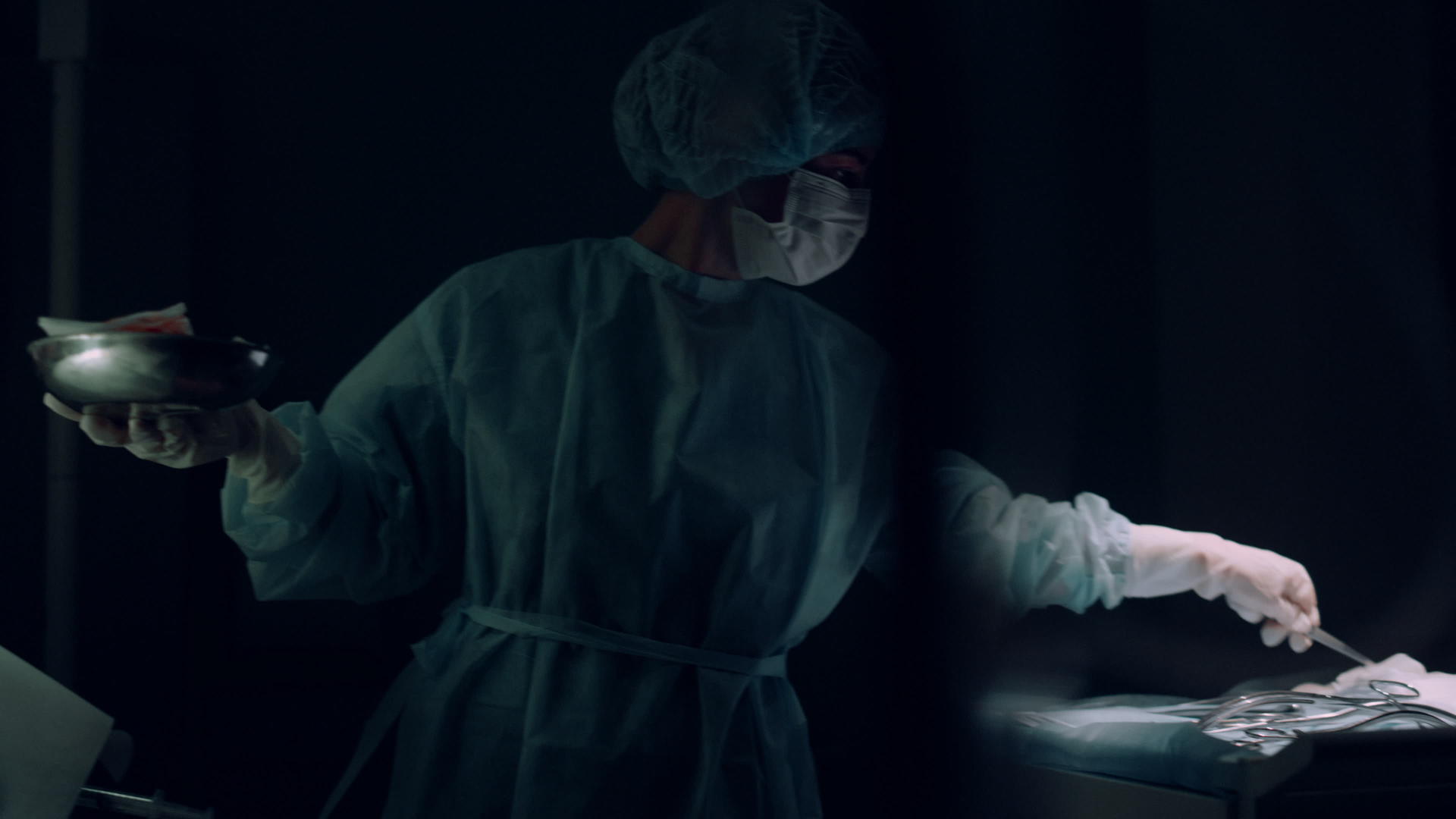 诊所病房的女护士协助外科医生携带手术器械视频的预览图