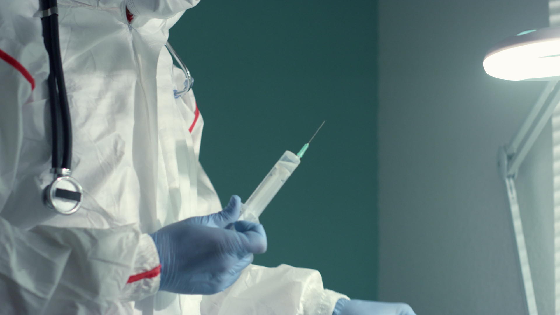 医生在医院传染病科使用医用注射器视频的预览图