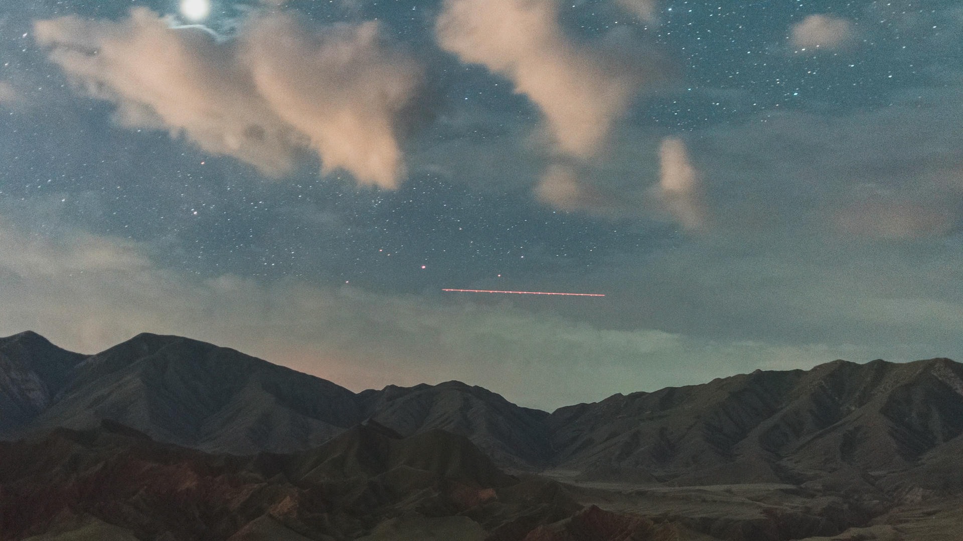 4K星空延时新疆山峰星空视频的预览图