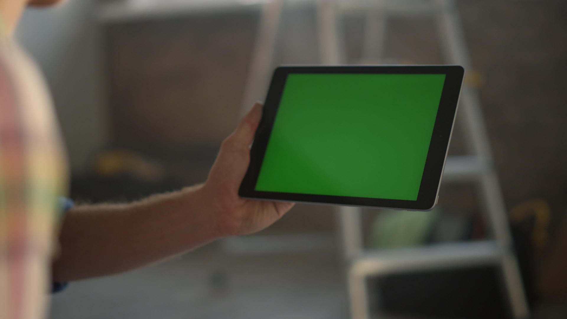 男人手里拿着一台绿板电脑视频的预览图