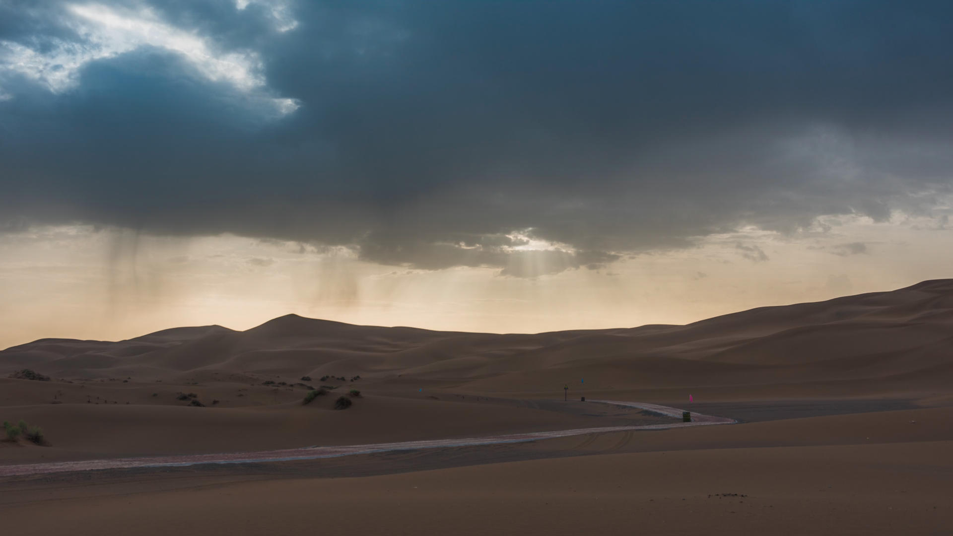 4K延时震撼沙漠雷雨落雨视频的预览图