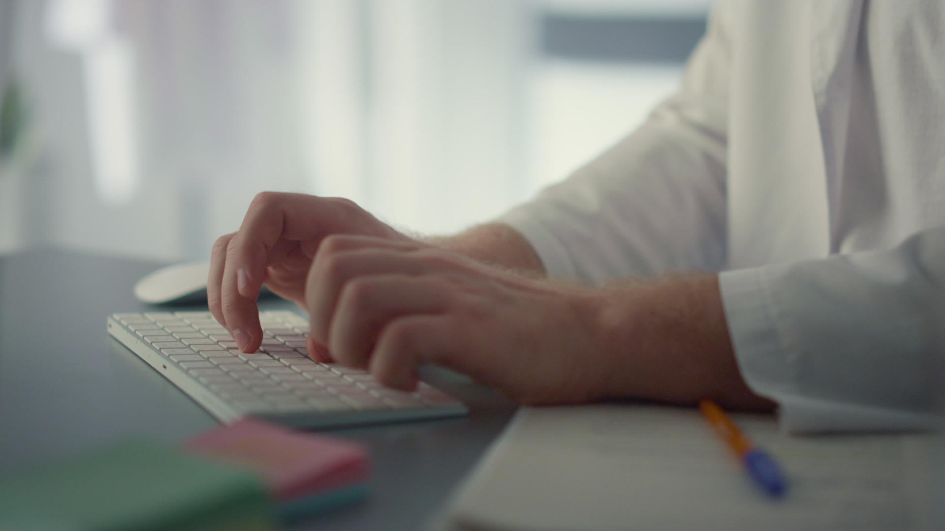 医生的手在医院打字键盘工作记录视频的预览图
