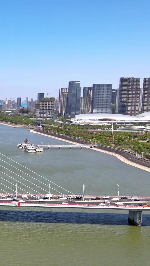 杭州钱江三桥航拍车流量杭州CBD钱江新城视频的预览图