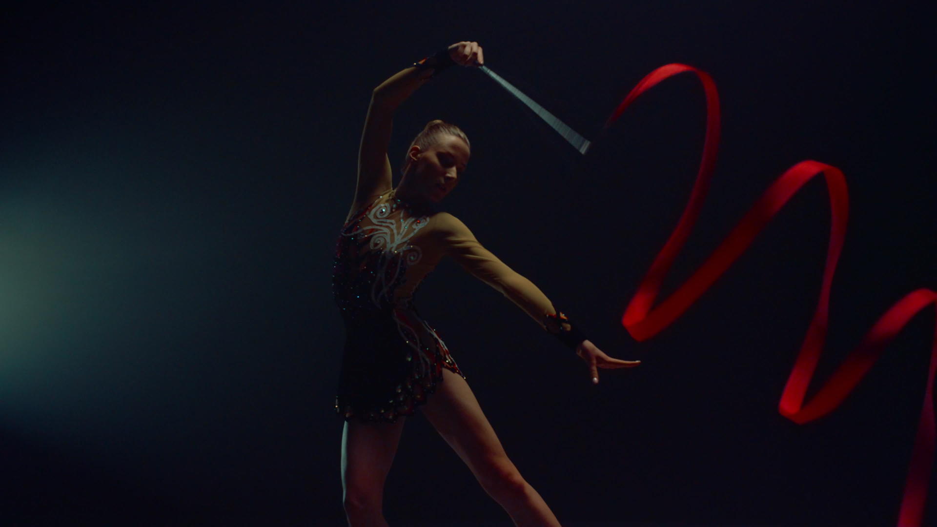 美丽的体操运动员女孩用丝带表演视频的预览图