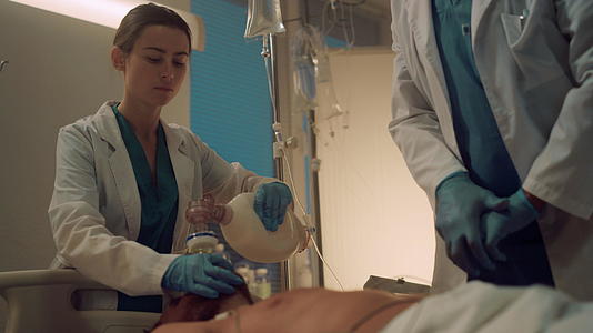 护士在医院病房帮助心脏按压心脏复苏挽救生命视频的预览图