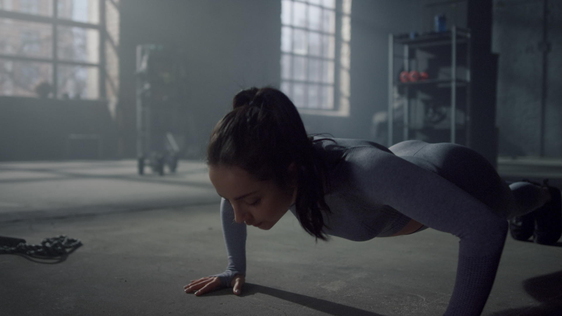 女性在健身房的地板上做俯卧撑视频的预览图