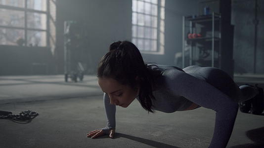 女性在健身房的地板上做俯卧撑视频的预览图