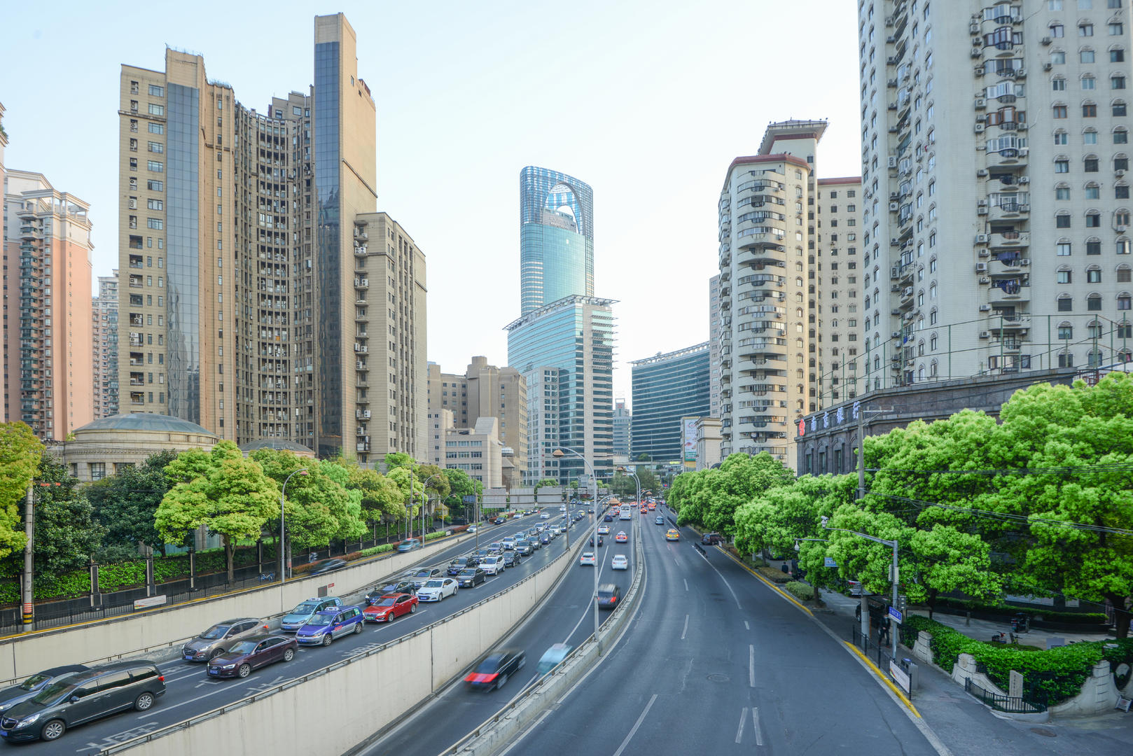 上海商业街高楼大厦车流4K延时视频的预览图