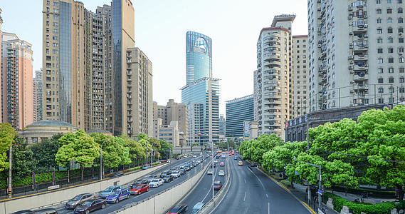 上海商业街高楼大厦车流4K延时视频的预览图