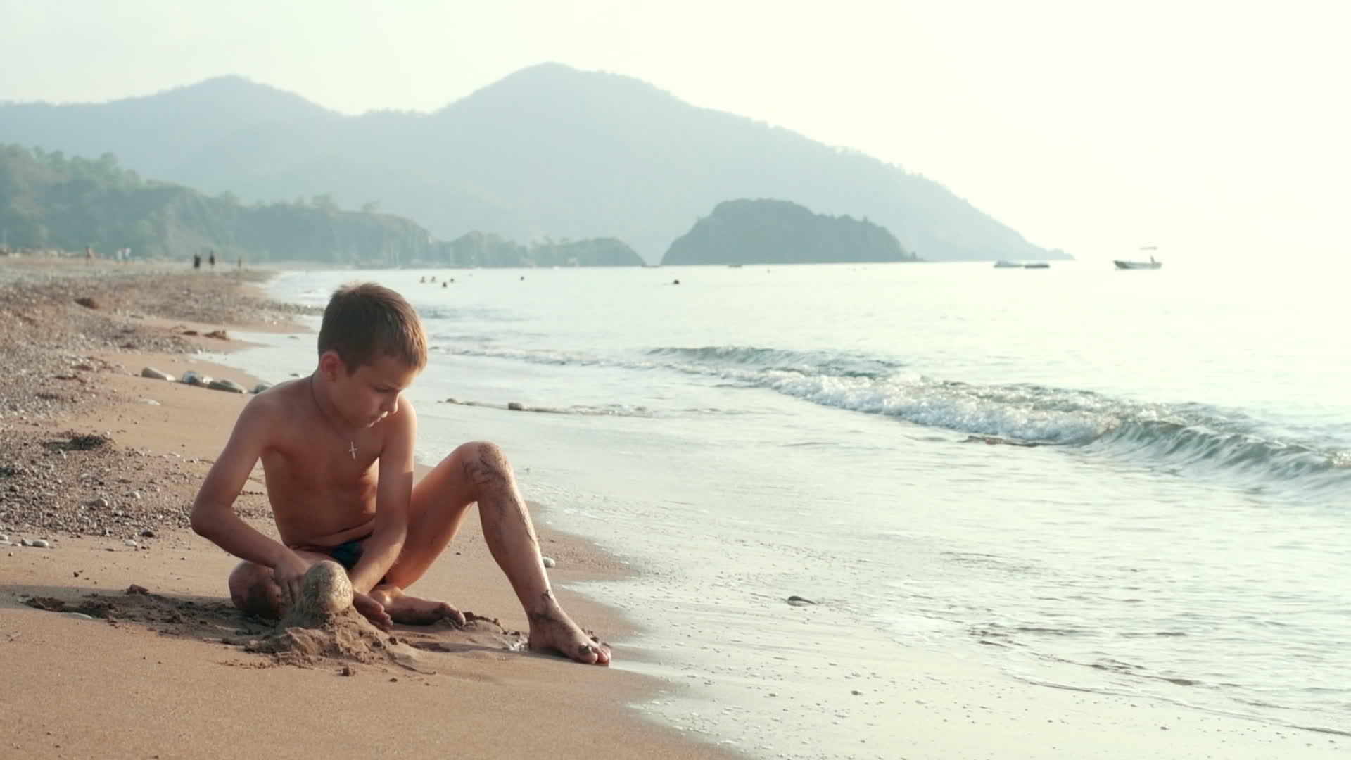 小男孩暑假海边度假视频的预览图