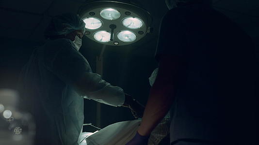 手术室专业外科医生缝合切口视频的预览图