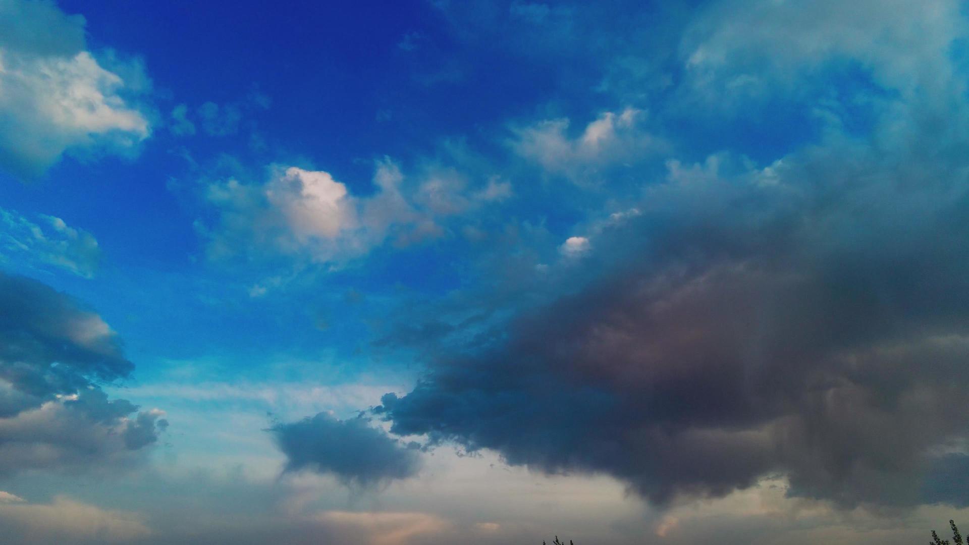 4k延时拍摄傍晚时分天空中乌云翻滚素材视频的预览图