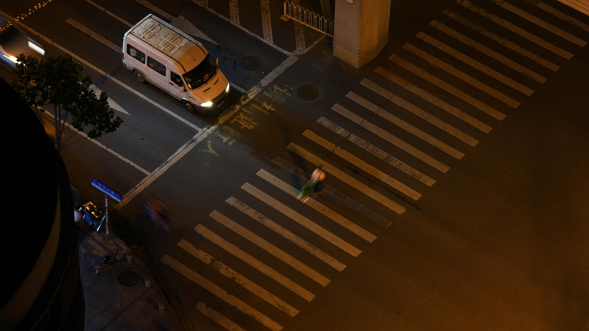 航拍城市夜景交通道路斑马线行人车流交通秩序4k素材视频的预览图