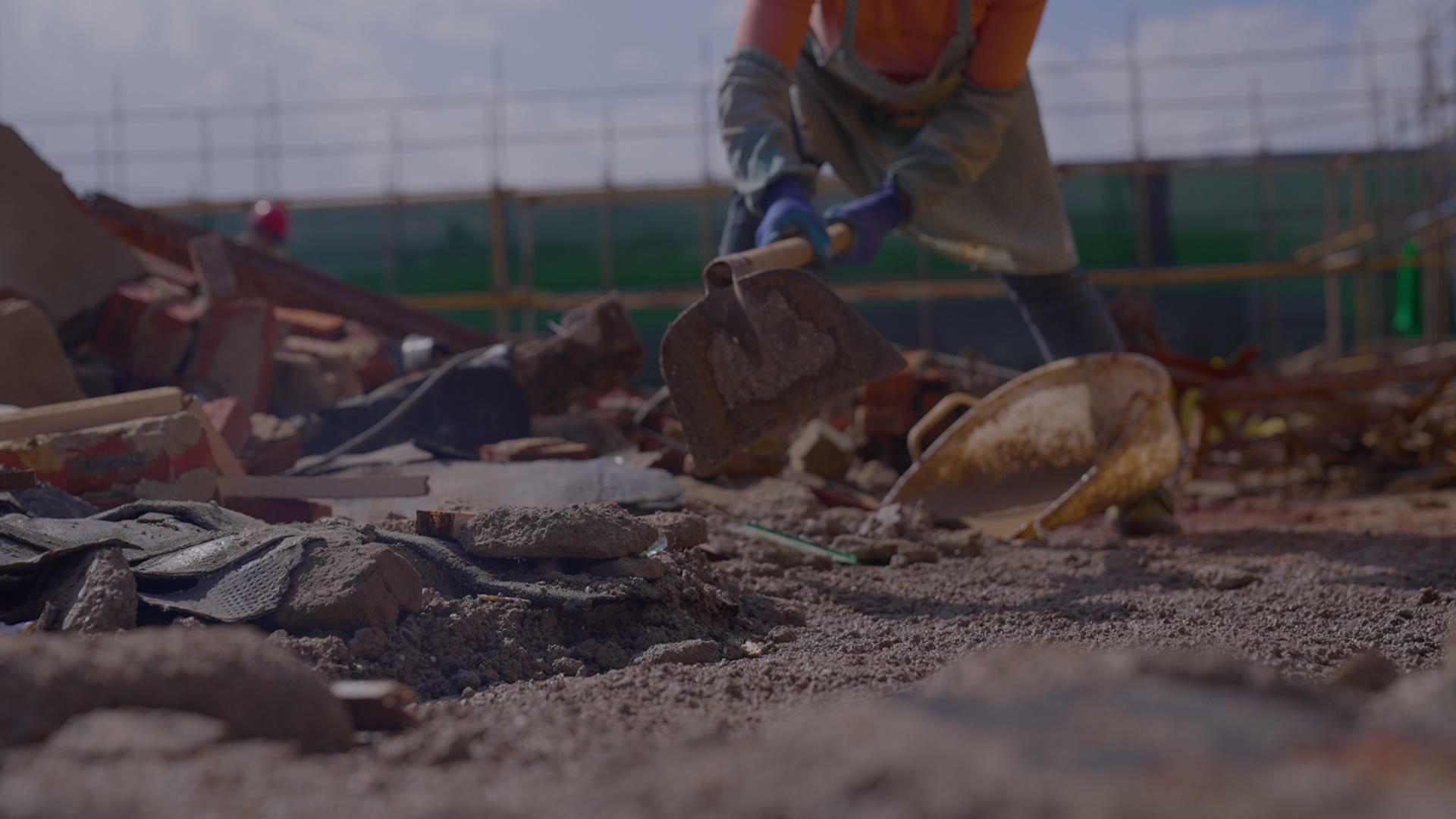 工地工人砂浆建筑垃圾升格视频的预览图