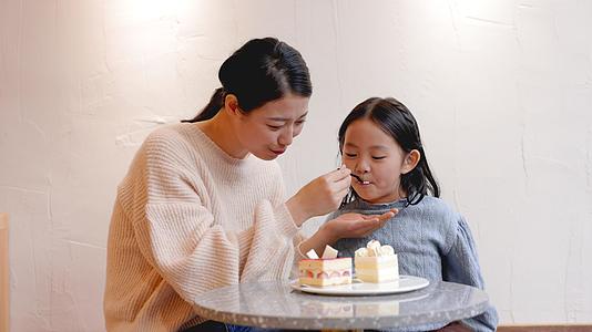 母亲喂女儿吃蛋糕视频的预览图