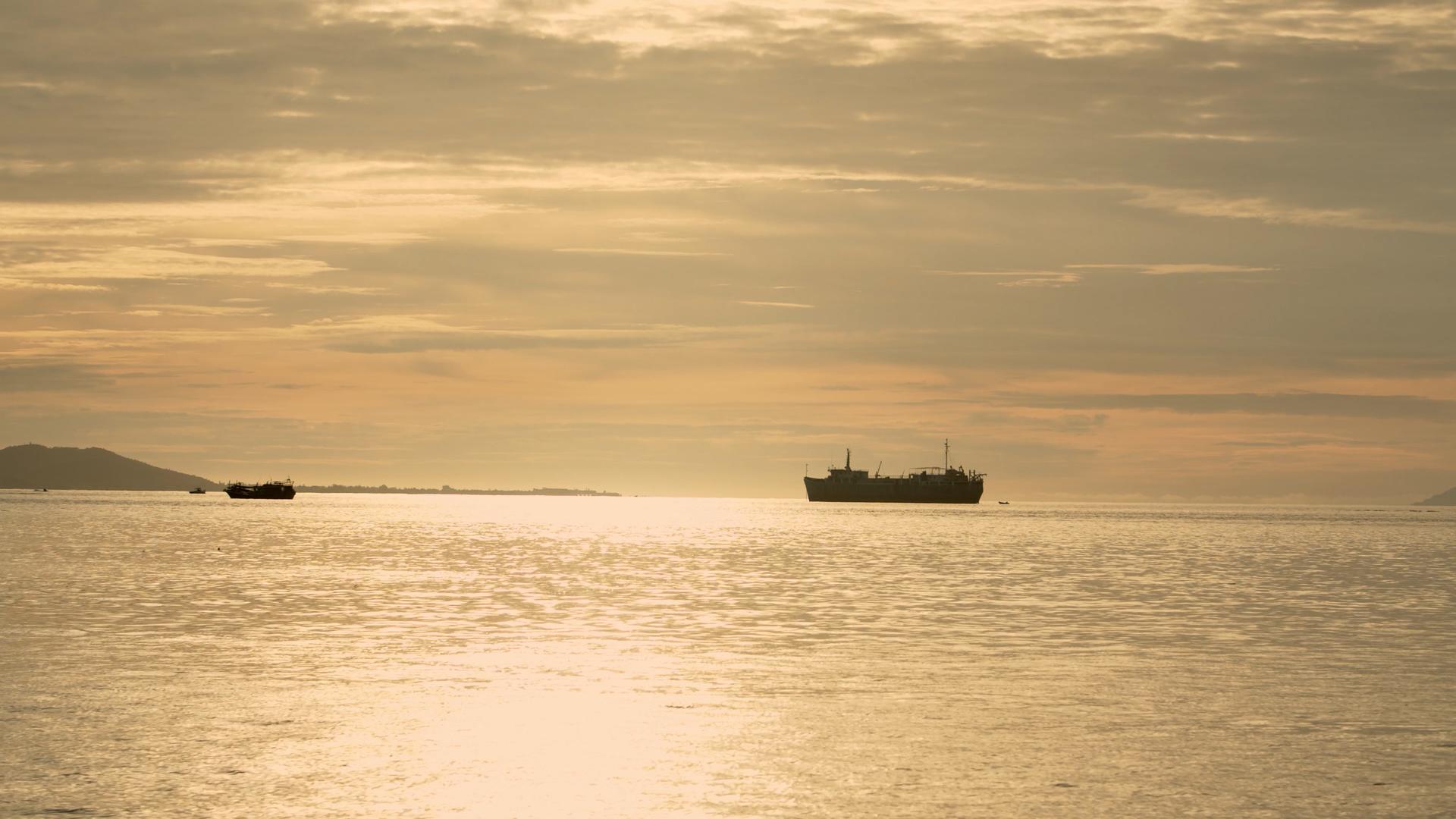 4K实拍黄昏海面停留的渔船视频素材视频的预览图