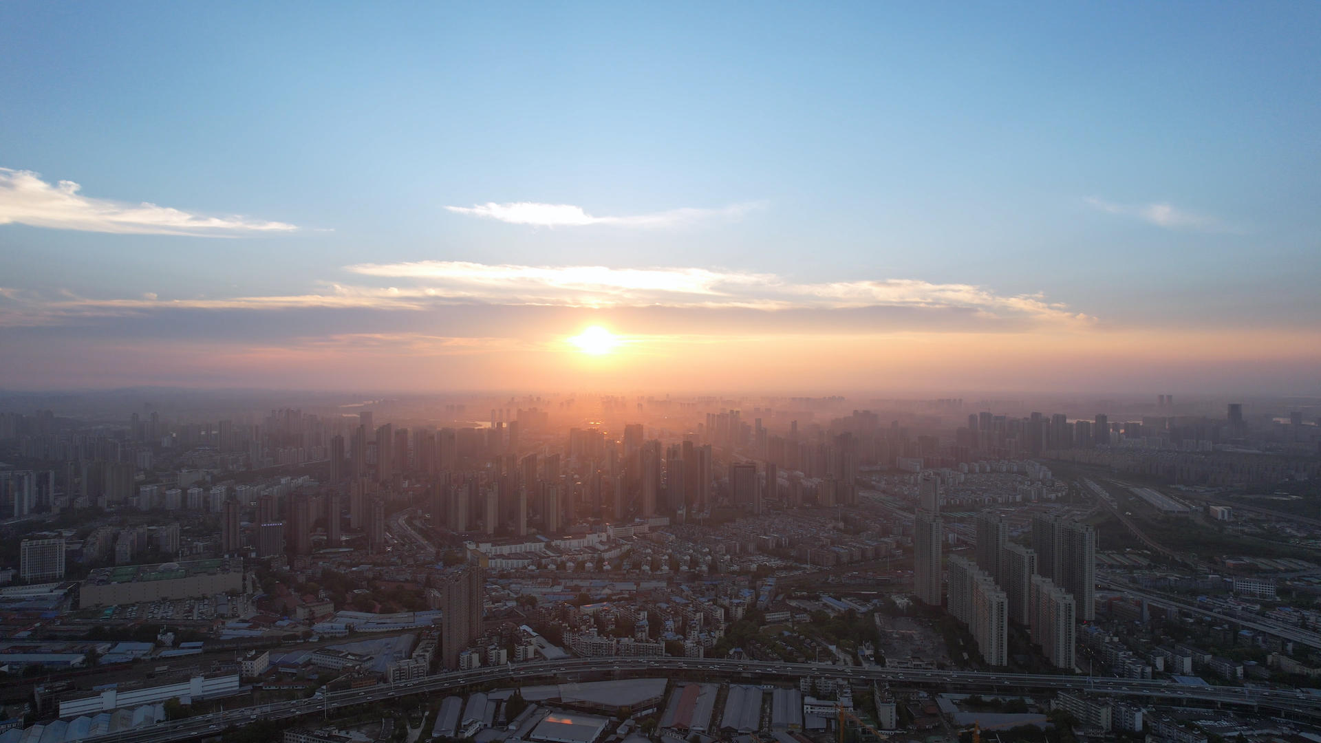 航拍城市夕阳晚霞落日天空自然天气太阳阳光4k素材视频的预览图