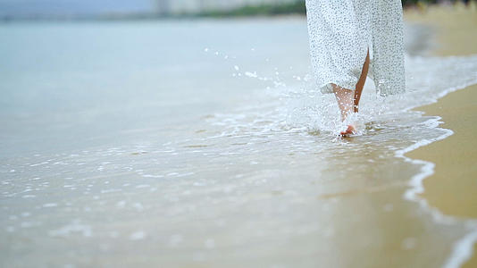4k实拍唯美夏日三亚海边行走在沙滩的女生视频的预览图
