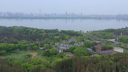 航拍武汉东湖绿道和城市风光视频的预览图