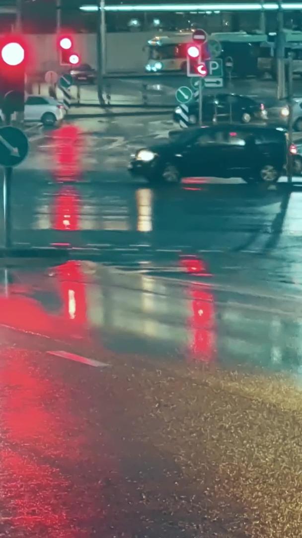 梅雨天气夜晚道路车辆溅起水花视频的预览图