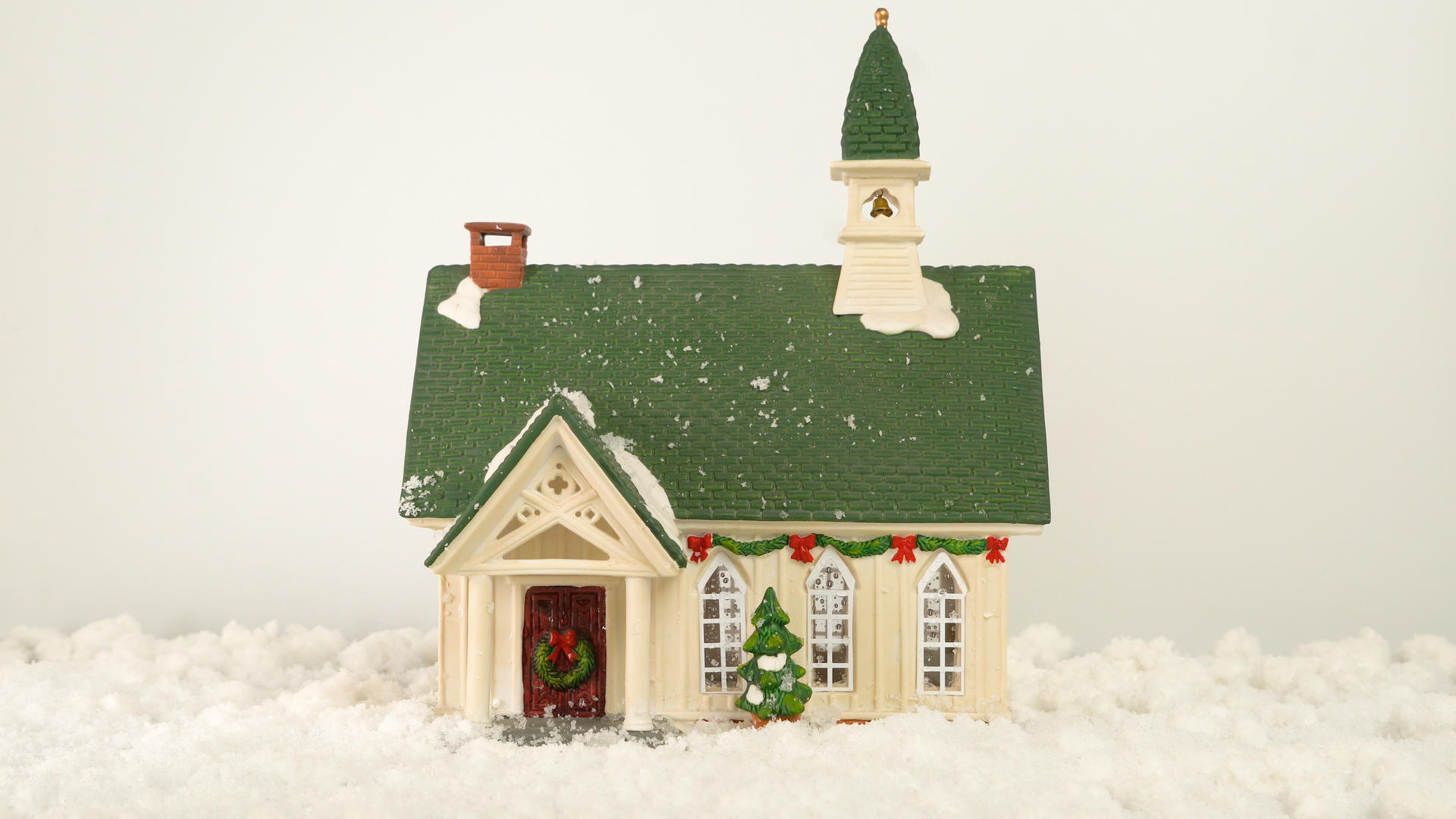 白色雪地圣诞小房子视频的预览图