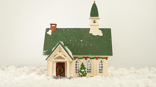白色雪地圣诞小房子视频的预览图