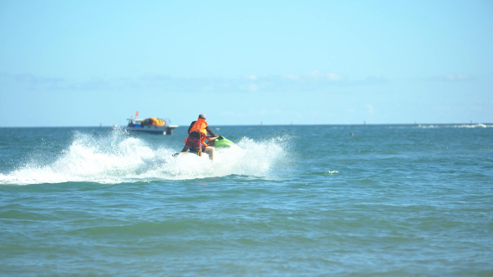 4K实拍三亚旅游娱乐项目摩托艇在海面行驶视频的预览图