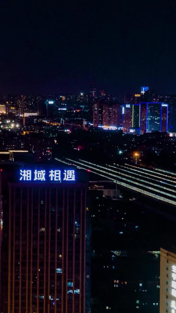 湖南长沙夜间航拍城市交通延迟摄影视频的预览图