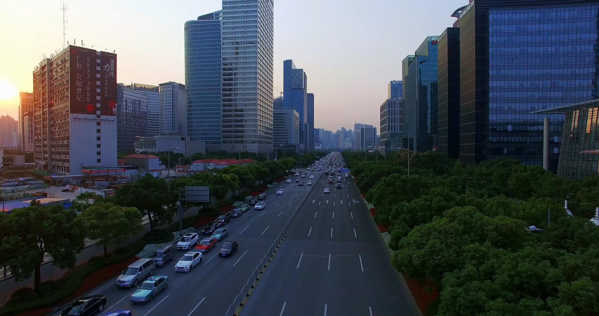 上海城市晚高峰车流视频的预览图
