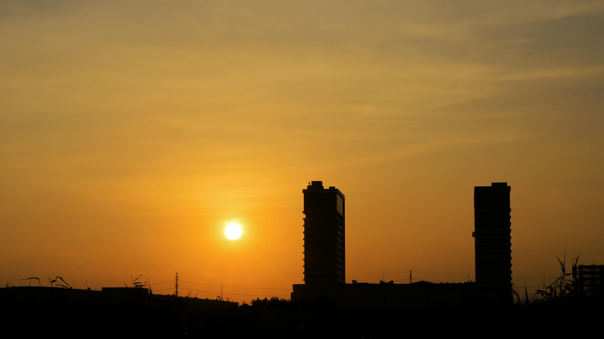 夕阳下的高楼落日云彩晚霞4K素材视频的预览图
