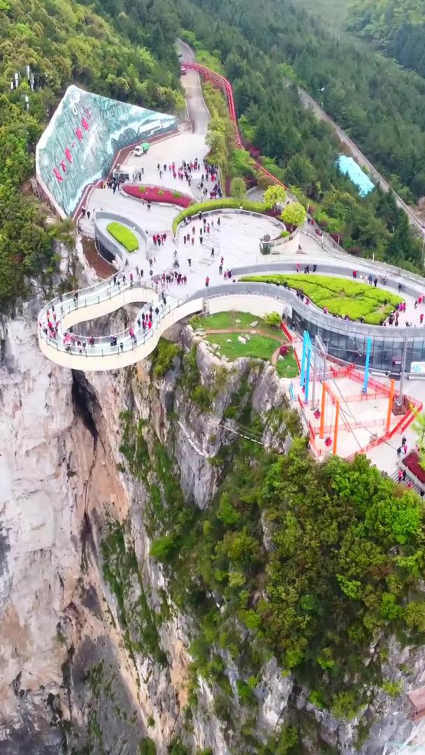 航拍5A级龙缸景区悬崖云廊桥视频的预览图