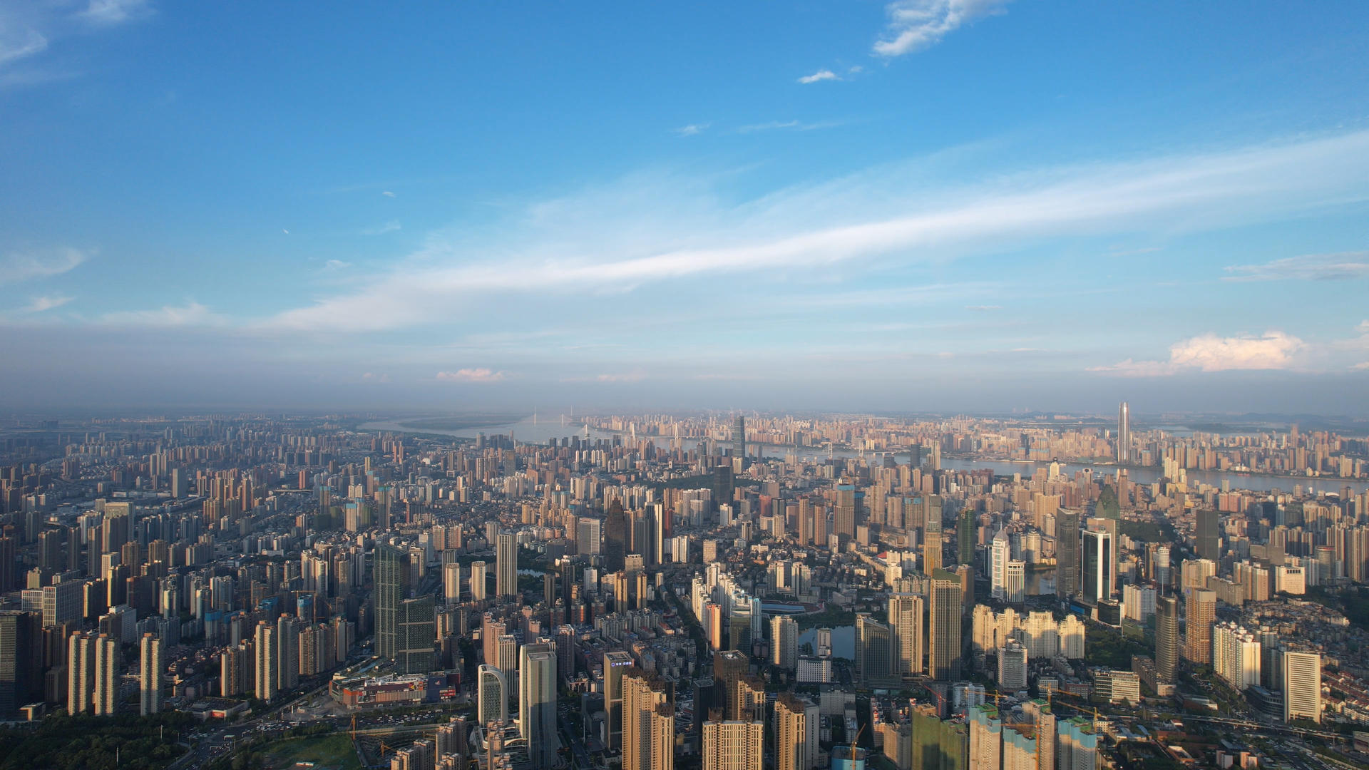航拍城市蓝天白云自然天空天际线高楼群街景4k素材视频的预览图