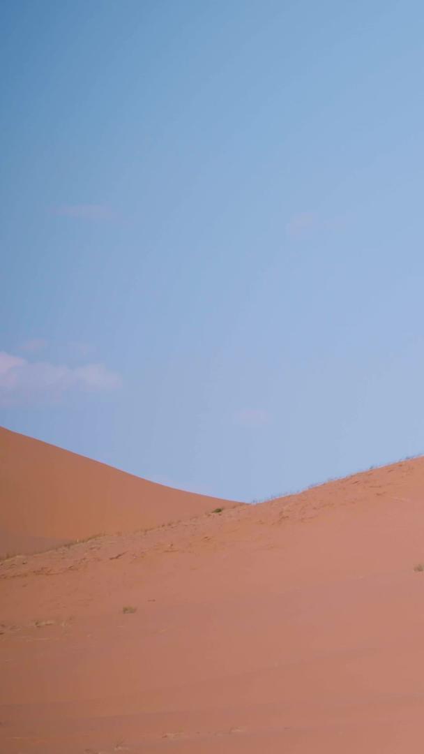 挑战大自然渺小的沙漠中徒步旅行的驴友视频的预览图