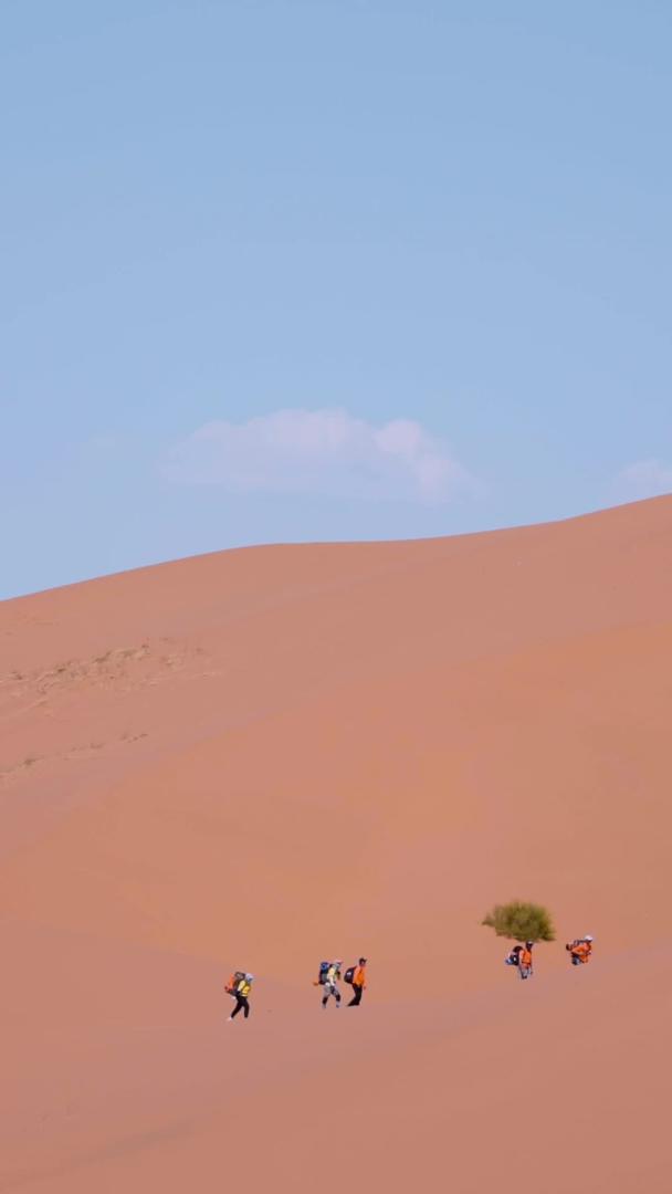 挑战大自然渺小的沙漠中徒步旅行的驴友视频的预览图
