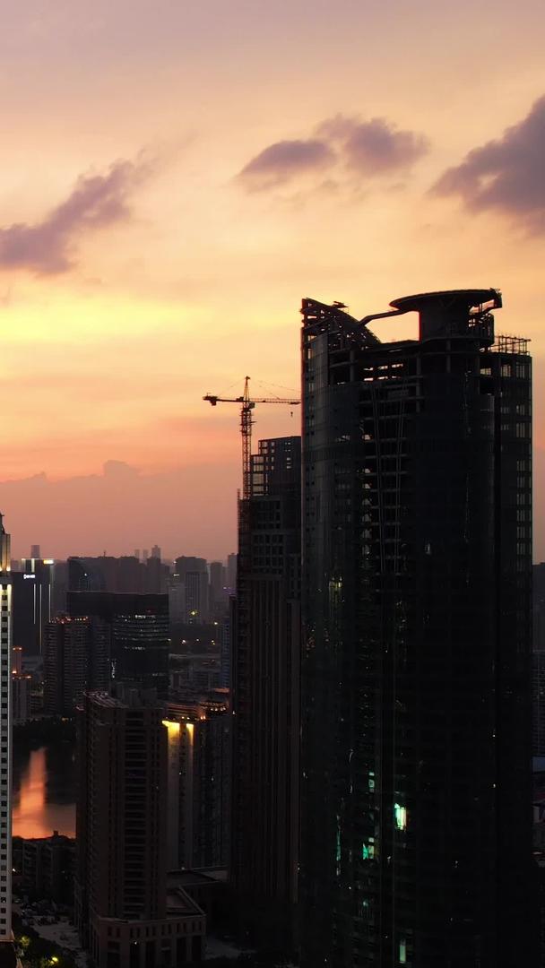 航拍城市夕阳夕阳天空天际线高楼道路夜景素材视频的预览图