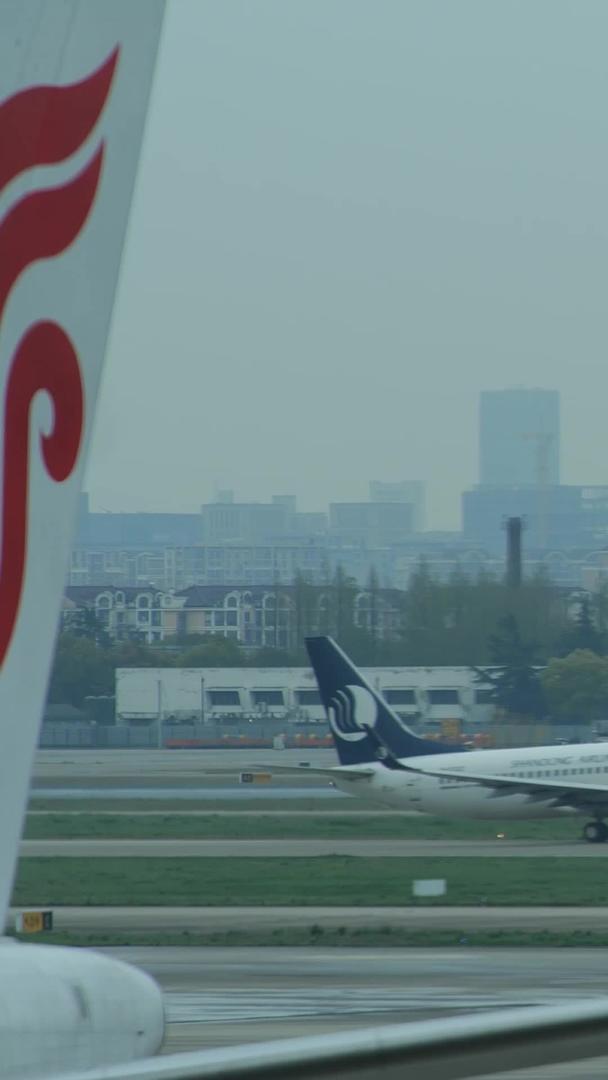 虹桥机场飞机在阴天滑行起飞视频的预览图