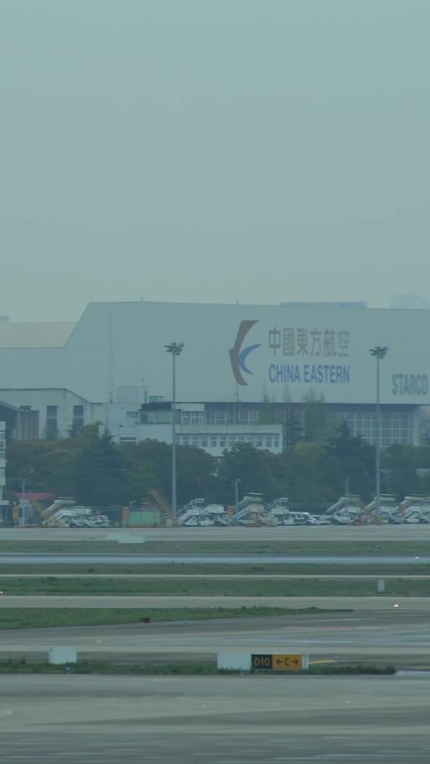 虹桥机场飞机在阴天滑行起飞视频的预览图