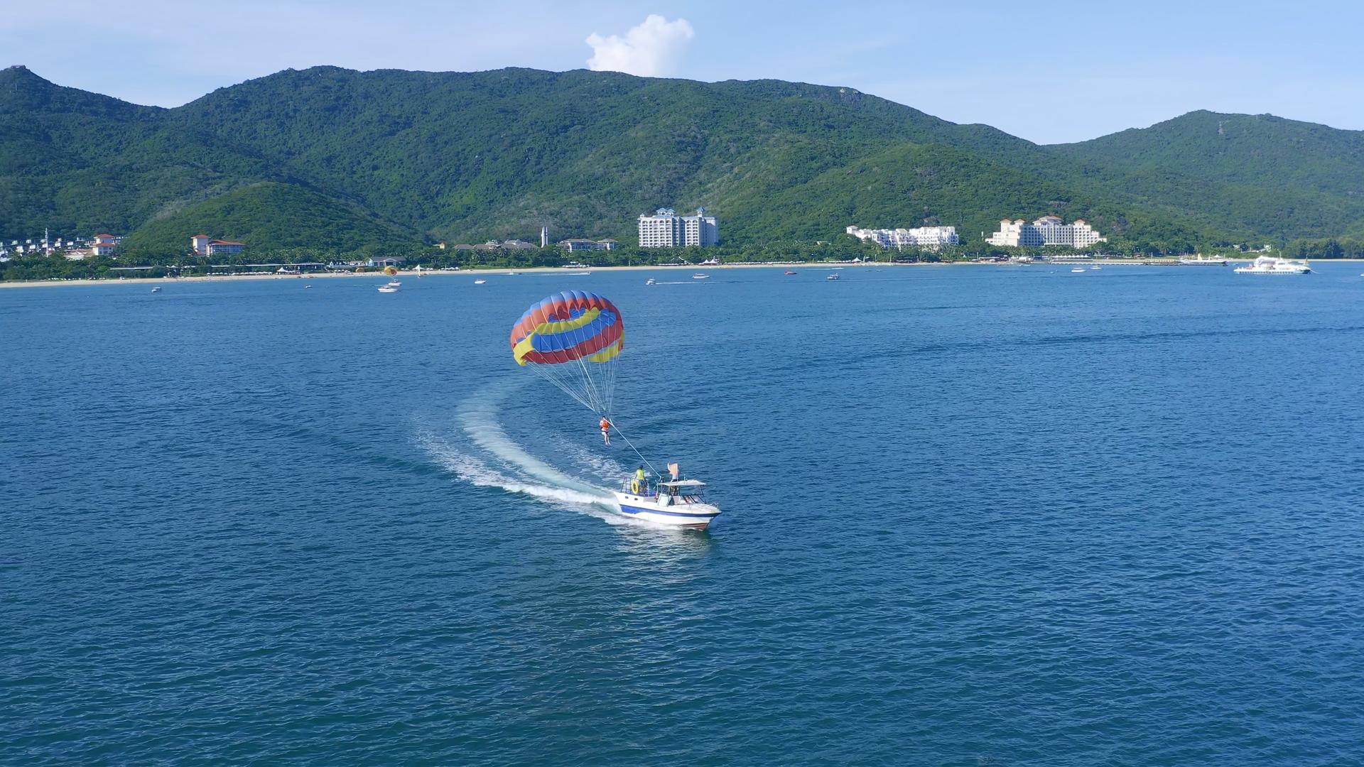 4K航拍三亚娱乐项目空中飞人滑翔伞视频素材视频的预览图