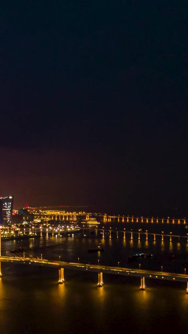 航拍澳门城市夜景移动延时摄影视频的预览图