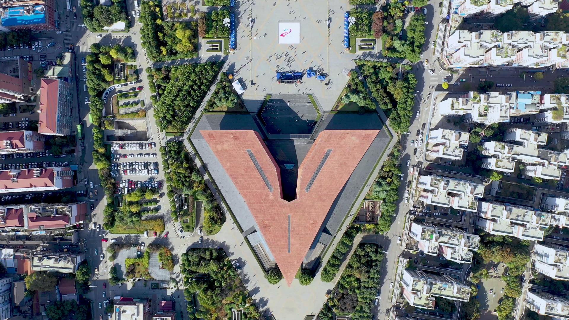 航拍武汉辛亥革命博物馆广场和周边楼盘视频的预览图
