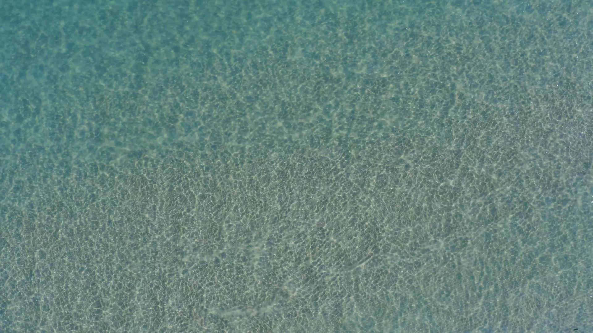 4K垂直航拍清澈见底的海水波光粼粼视频的预览图