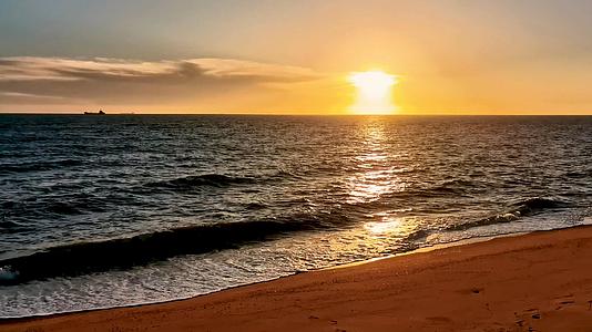 4K海边黄昏日落海浪拍打沙滩空镜头视频素材视频的预览图