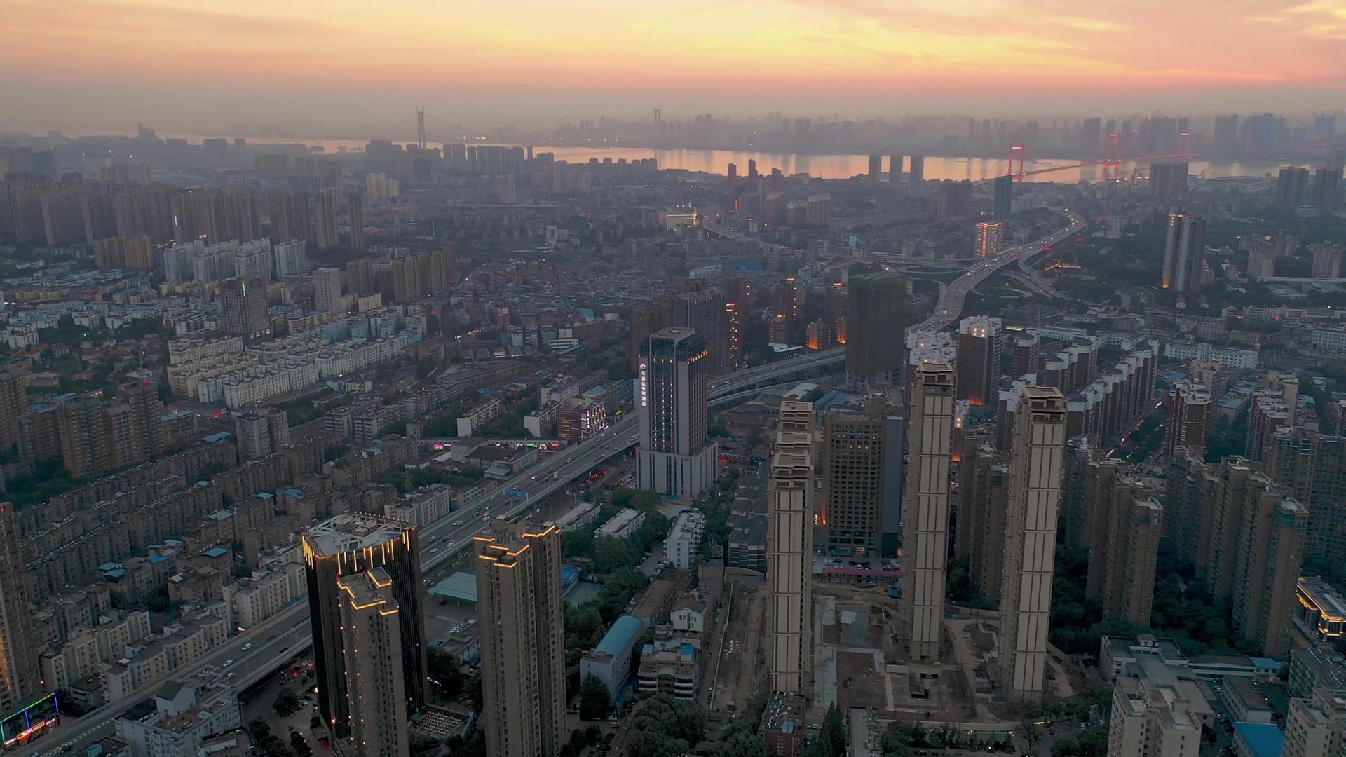 航拍晚霞之下的武汉武昌主城区都市风光视频的预览图