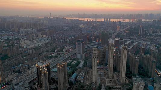 航拍晚霞之下的武汉武昌主城区都市风光视频的预览图
