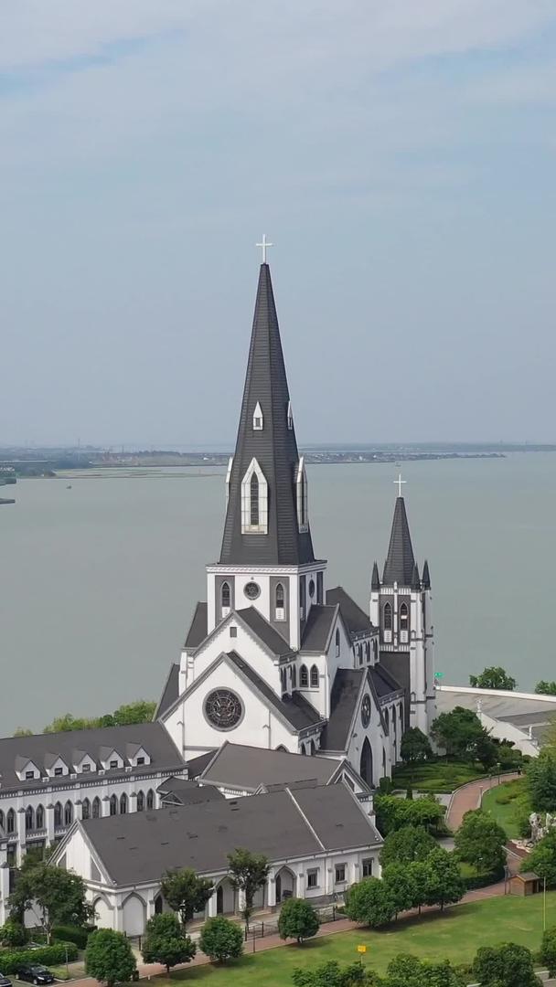 阳澄湖边的苏州城市风光教堂航拍视频视频的预览图
