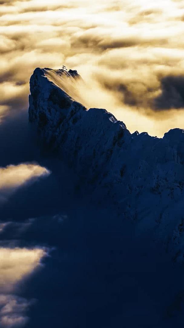 日出延迟的天山云海雪山视频的预览图